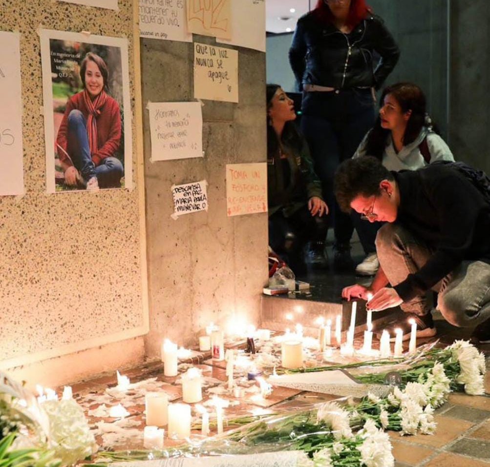 Velatón en honor a María Paula Munévar en la Universidad Javeriana de